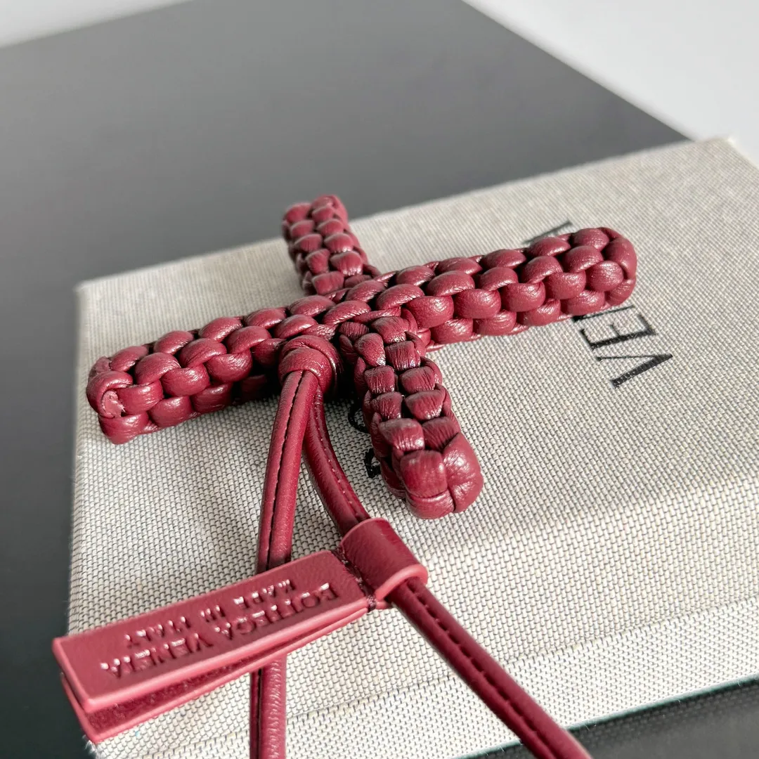 Batch 420 Let’s see what new cute little thing BV has released~ It’s this letter pendant, which is different from the puppy pendant. The weaving of this letter is more three-dimensional, and the material is very solid, and it is not easy to deform even if it is folded. Style number: X